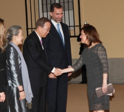Don Felipe y Doña Letizia junto al Secretario General de Naciones Unidas y su esposa, mientras reciben el saludo de la vicepresidente del Gobierno y m